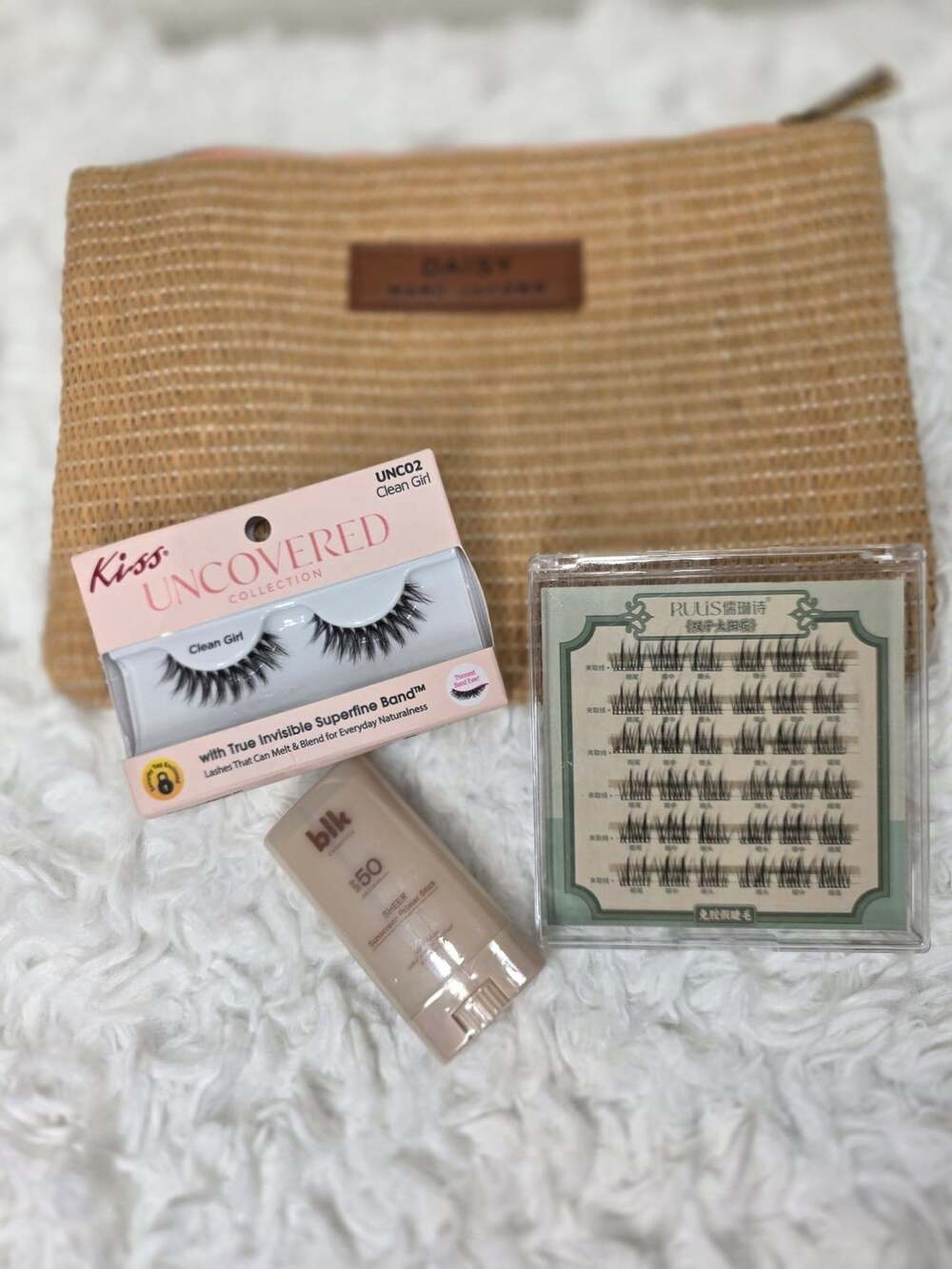 Marc Jacobs Daisy Straw Cosmetics Pouch With Beauty Bundle